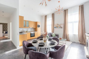 Glorious Central Apartment next to the New York Café